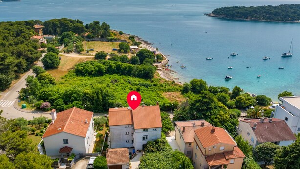 A coastal residential area with houses, a beach, and boats. - Apartman Seaside 064 by Villas Guide (Pula)