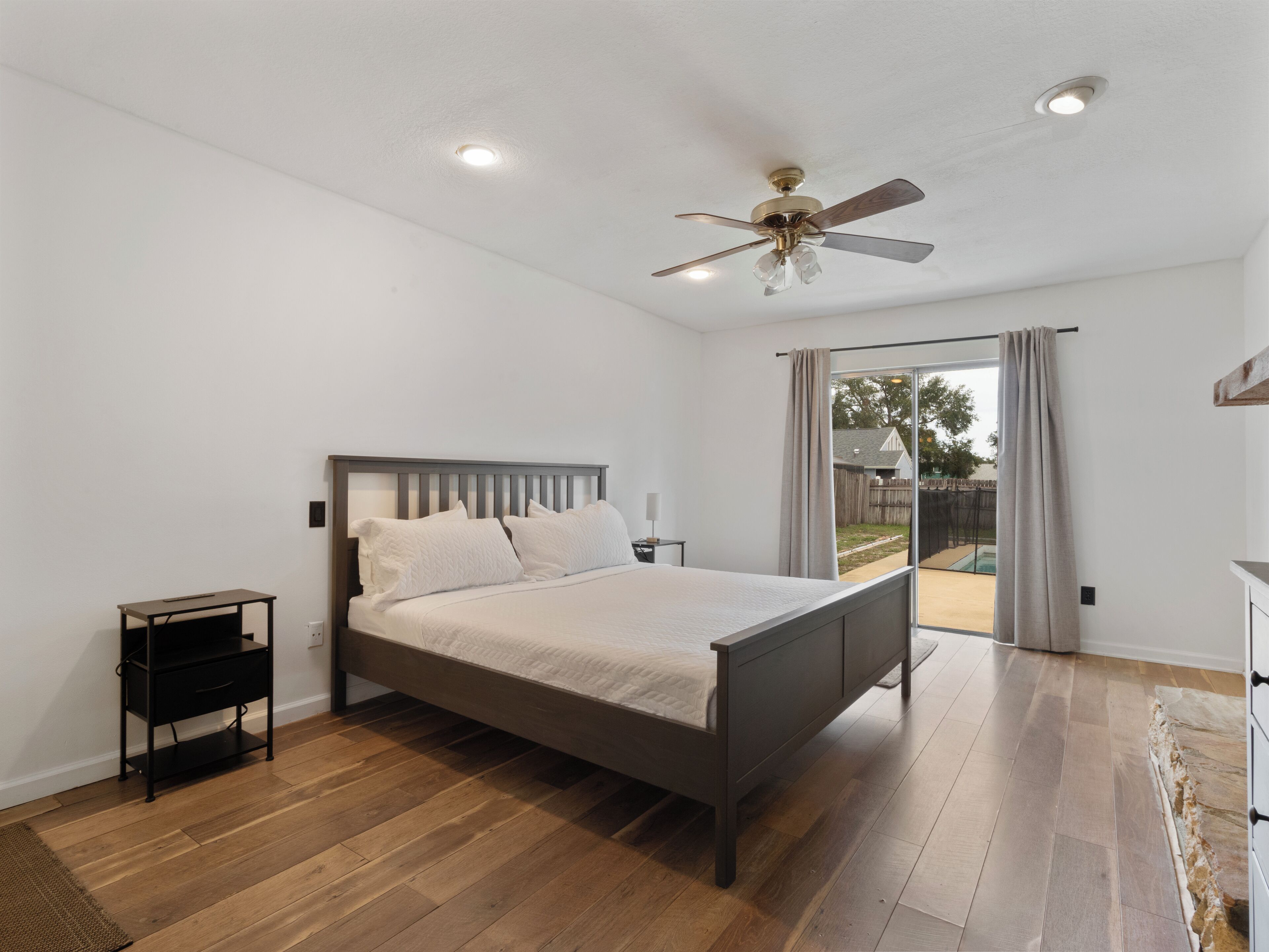 4 bedrooms, iron/ironing board, WiFi, bed sheets