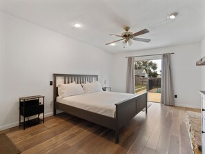 4 bedrooms, iron/ironing board, WiFi, bed sheets