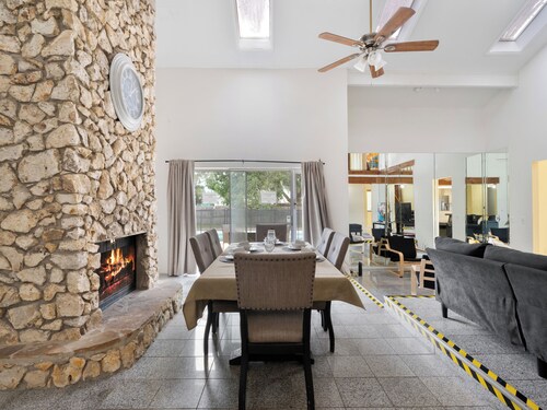 Pleasant and RUSTIC 4-bedroom house in the heart of Orlando