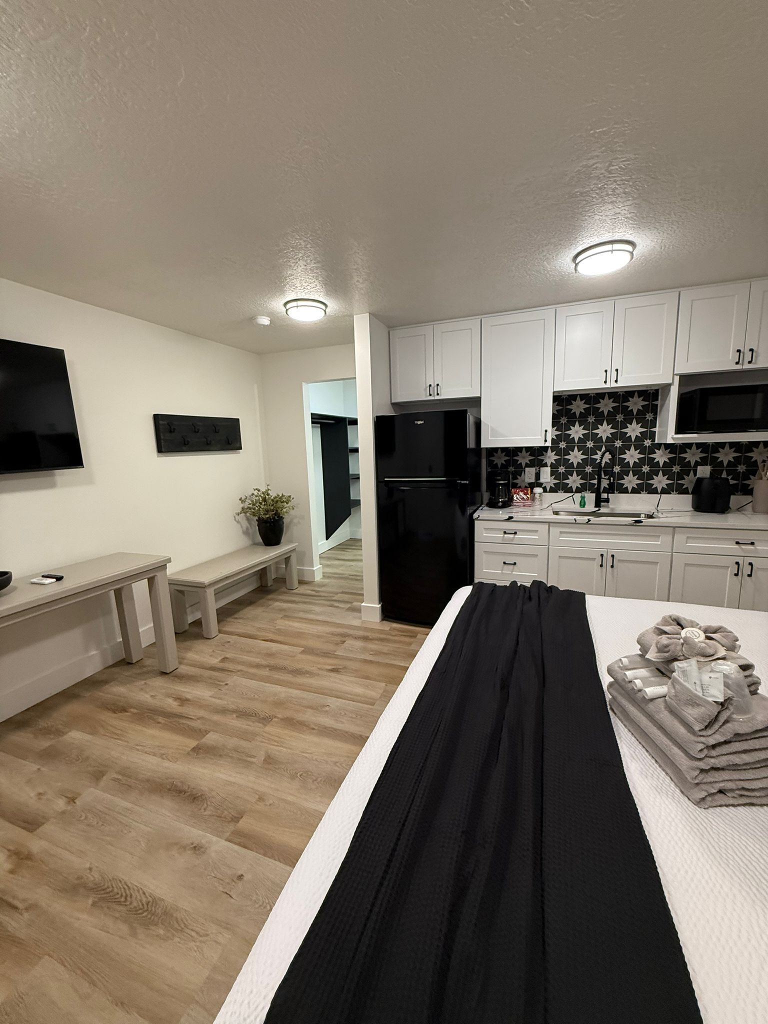 ห้องสแตนดาร์ด | ห้องพักตกแต่งอย่างมีเอกลักษณ์, โต๊ะทำงาน, พื้นที่ทำงานแบบใช้แล็ปท็อป