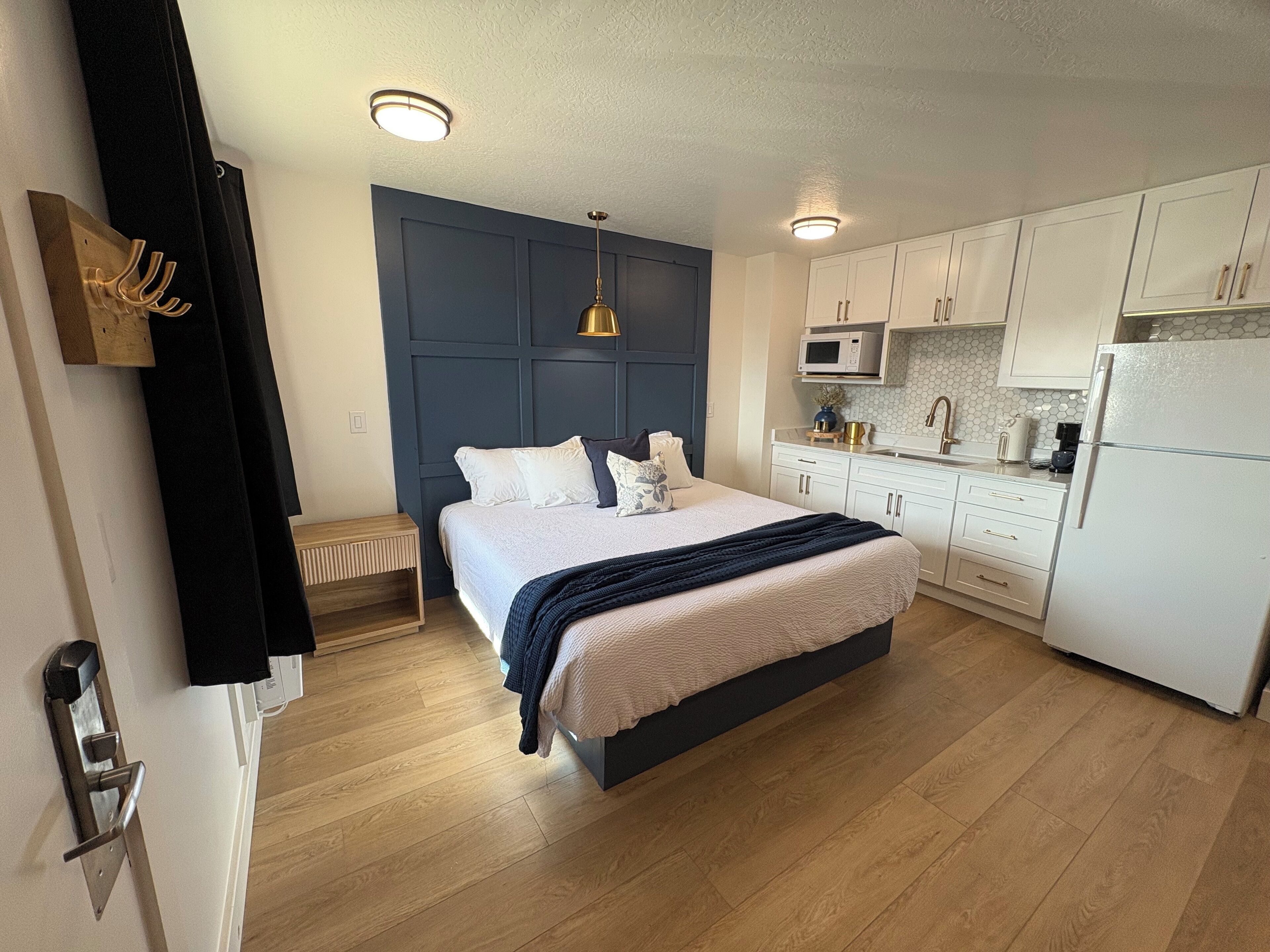 ห้องเอลีท | ห้องพักตกแต่งอย่างมีเอกลักษณ์, โต๊ะทำงาน, พื้นที่ทำงานแบบใช้แล็ปท็อป