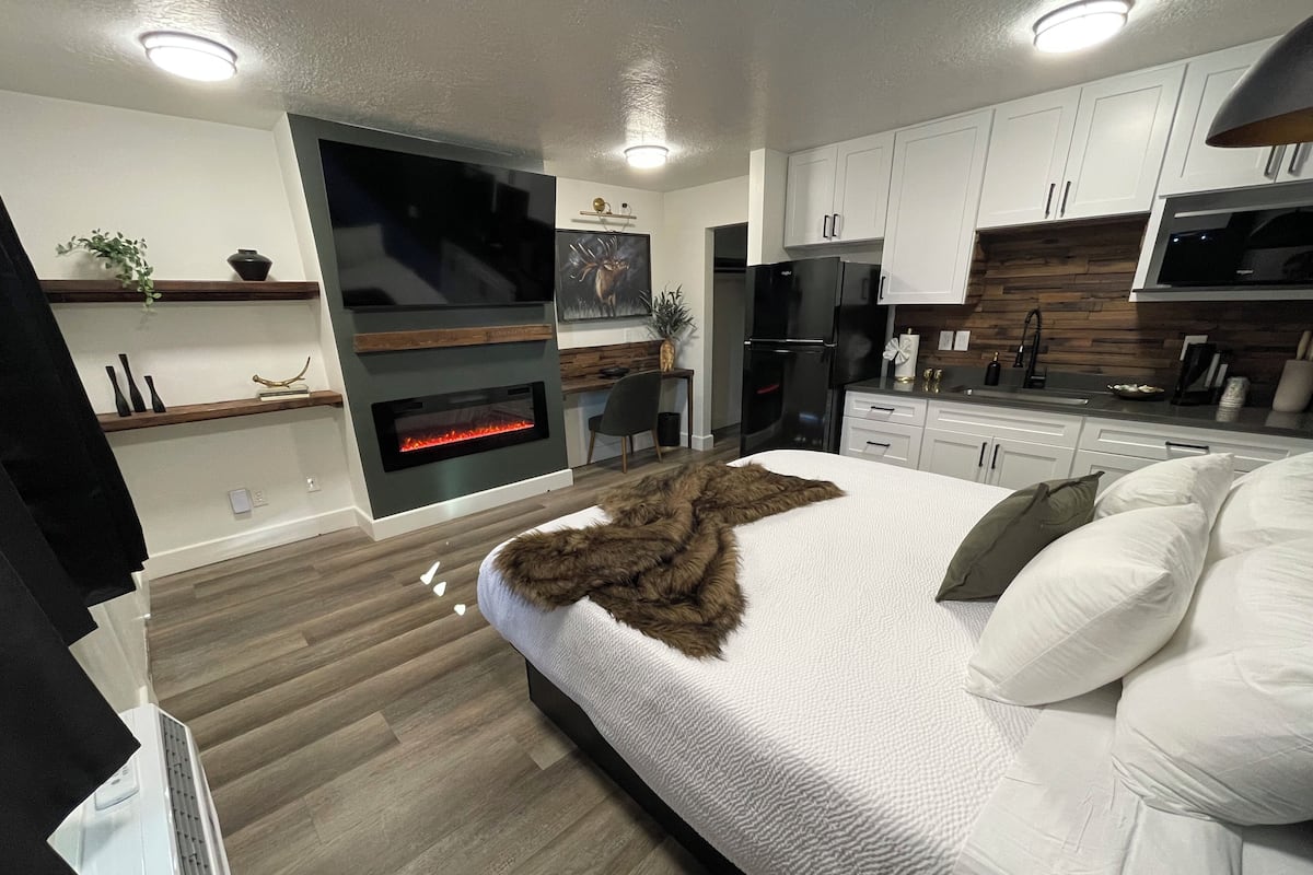 Premium Room, 1 King Bed | Individually decorated, desk, laptop workspace, blackout drapes