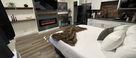 Habitación Deluxe | Decoración personalizada, escritorio y espacio para trabajar con laptop