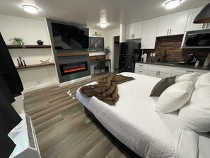 Premium Room, 1 King Bed | Individually decorated, desk, laptop workspace, blackout drapes - CB&M Downtown Suites (Roosevelt)