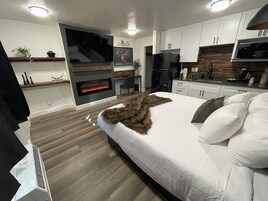 Decoración personalizada, escritorio y espacio para trabajar con laptop 