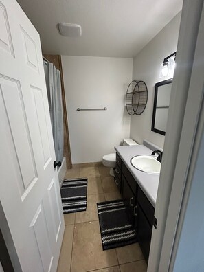 Suite familiare | Bagno | Set di cortesia gratuito, asciugamani, sapone, shampoo