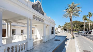 Un edificio blanco con columnas y un letrero que dice "Balneario del Real".