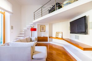 Smart TV, table football - Harmony Elegant Apartment with Parking (Naples)