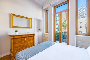 2 bedrooms, free WiFi, bed sheets - Harmony Elegant Apartment with Parking (Naples)