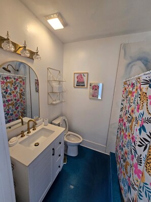 Shower, towels, soap, toilet paper - MaCherie Château an Amazing country house with AC in Jennings (Jennings)