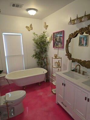 Douche, serviettes fournies, savon, papier toilette