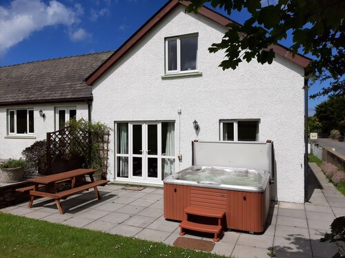 Comfortable, large family cottage, hot tub, dog friendly. Near dog friendly beaches. Seasonal