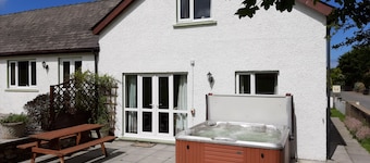 Comfortable, large family cottage, hot tub, dog friendly. Near dog friendly beaches. Seasonal