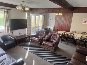 Una Smart TV, un futbolín, una mesa de tenis de mesa