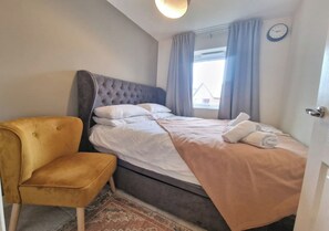 3 bedrooms, iron/ironing board, WiFi, bed sheets