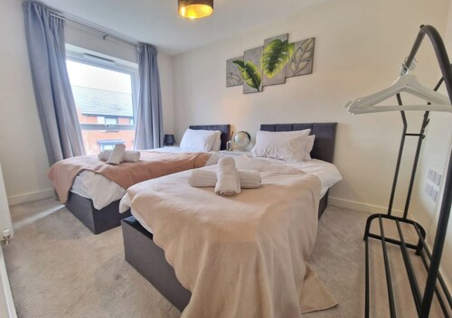 Modern 3BR Home near NEC & Airport w/ Free Parking