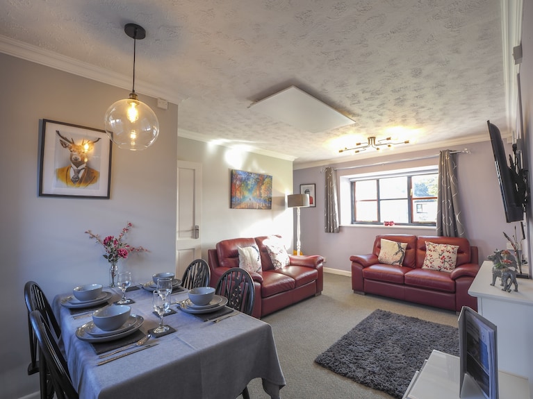 Cosy, Coastal Cottage, Seasonal Heated Outdoor Pool, Footgolf, Games Field, Playframe, Scalextric. - Pembrokeshire