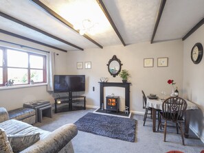 Smart TV, table tennis - Romantic Cottage for Two, Hot Tub, Private Garden. Dog Friendly, Seasonal Heated Outdoor Pool. (Cardigan)