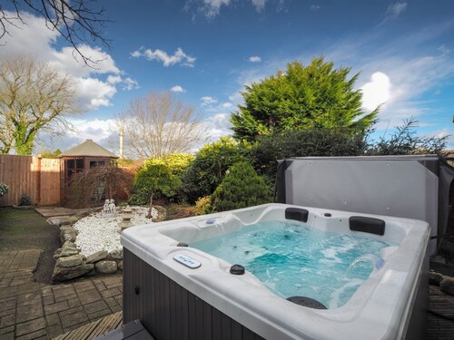 Romantic Cottage for Two, Hot Tub, Private Garden. Dog Friendly, Seasonal Heated Outdoor Pool.