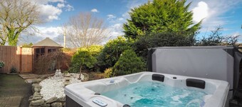 Romantic Cottage for Two, Hot Tub, Private Garden. Dog Friendly, Seasonal Heated Outdoor Pool.