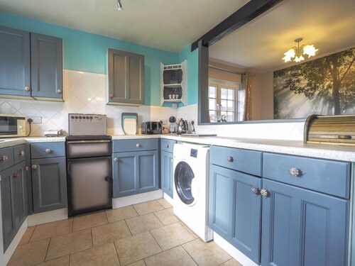 Cosy cottage with hot tub, dog friendly. Near dog friendly beaches! Seasonal heated outdoor pool.