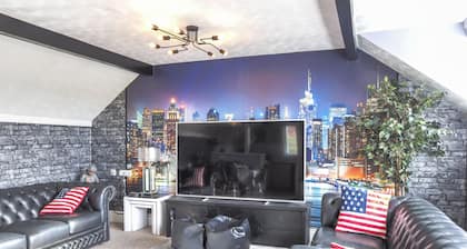 Dog friendly, family cottage, private hot tub, enclosed garden, seasonal heated outdoor pool.