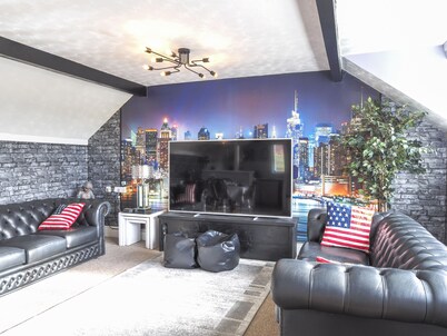 Dog friendly, family cottage, private hot tub, enclosed garden, seasonal heated outdoor pool.