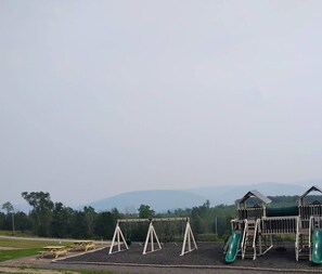 Outdoor dining - Tioga Ridge Lookout | Near Tioga-Hammond Lake (Tioga)