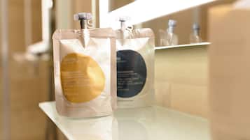 Dos botellas de tratamiento eco spa Anyah sobre una superficie reflectante.