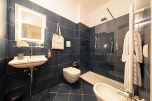 Attico | Bagno | Asciugacapelli, asciugamani, sapone, carta igienica