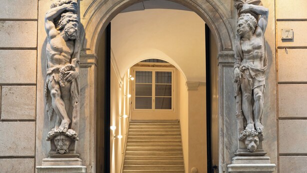 Un'imponente ingresso con una scalinata che conduce al secondo piano.