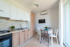 Fridge, oven, stovetop, cookware/dishes/utensils - Apartment 'Arancione' with Sea View, Wi-Fi and Air Conditioning (Casal Velino)