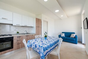 Fridge, oven, stovetop, cookware/dishes/utensils - Apartment 'Blu' with Sea View, Wi-Fi and Air Conditioning (Casal Velino)