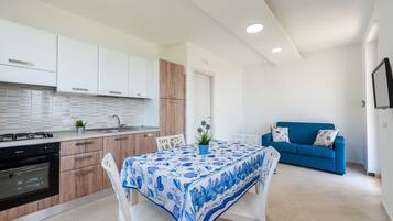 Frigorifero, forno, piano cottura, pentole/stoviglie/utensili