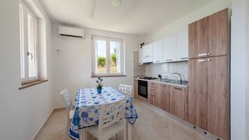 Frigorifero, forno, piano cottura, pentole/stoviglie/utensili