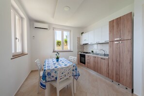 Frigorifero, forno, piano cottura, pentole/stoviglie/utensili