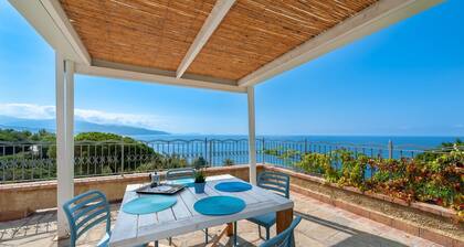 Apartment 'Blu' with Sea View, Wi-Fi and Air Conditioning