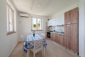 Frigorífic, forn i placa de cuina 