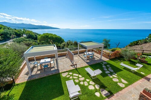 Apartment 'Giallo' with Sea View, Wi-Fi and Air Conditioning