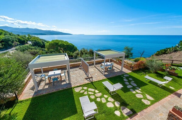 Outdoor dining - Apartment 'Giallo' with Sea View, Wi-Fi and Air Conditioning (Casal Velino)