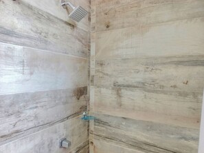 Shower, towels, soap, toilet paper - Comfortable apartment in Rodadero - 5 min. from the Beach (El Rodadero)