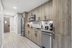 ثلاجة، ميكروويف، فرن، موقد طهي مسطح