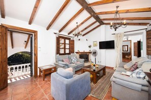 TV, fireplace - Villa Finca Los Corbachos (Cútar)
