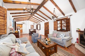 TV, fireplace - Villa Finca Los Corbachos (Cútar)