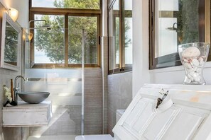 Regadera, secadora de cabello, toallas 