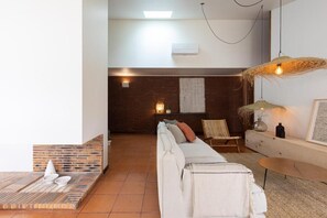Villa familiar, balcón, vista al patio | Área de sala de estar