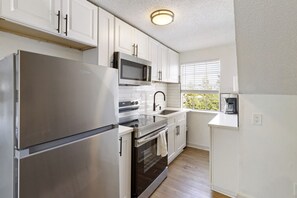 Private kitchen - Cute and Cozy One Bedroom in Hotel with Shared Pool and Hot tub (New Orleans)