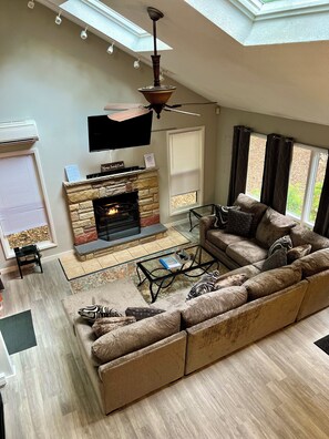 Smart TV - Peaceful Poconos Vacation Home:Hot Tub,Games,Pet Friendly, Near Outlets & Skiing (East Stroudsburg)