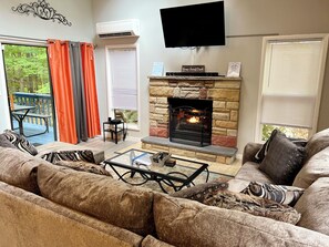 Smart TV - Peaceful Poconos Vacation Home:Hot Tub,Games,Pet Friendly, Near Outlets & Skiing (East Stroudsburg)